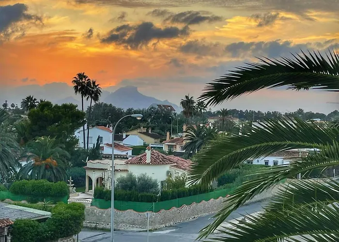 La Urbanizacion Cerca Del Mar *